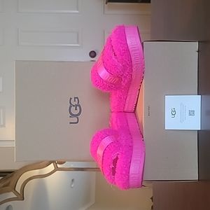 UGG WOMEN'S FLUFFITA SLIPPER - TAFFY PINK